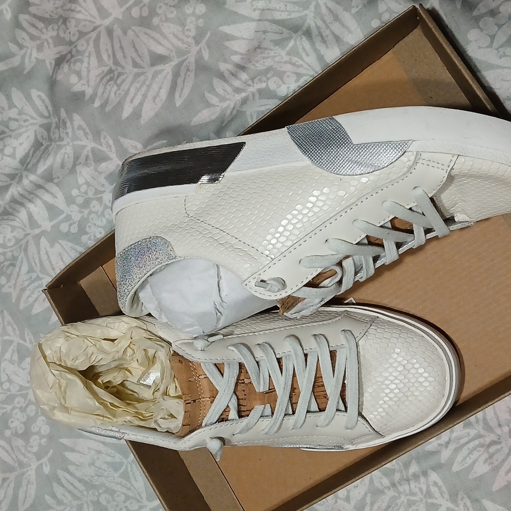 Dolce Vita sneakers embossed leather. cork tong